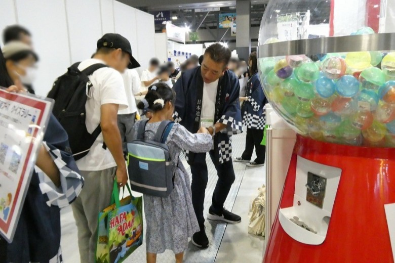 写真：日本遺産グッズを手にする親子