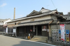 神崎酒造は銀の馬車道開通と同時期、明治8年創業の老舗酒蔵