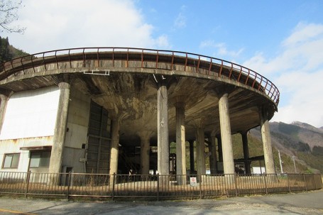 巨大なシックナー（沈降濃縮装置）跡