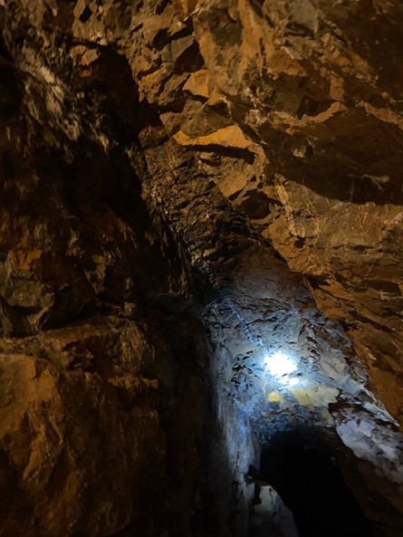 鉱脈を掘った後に残った空洞