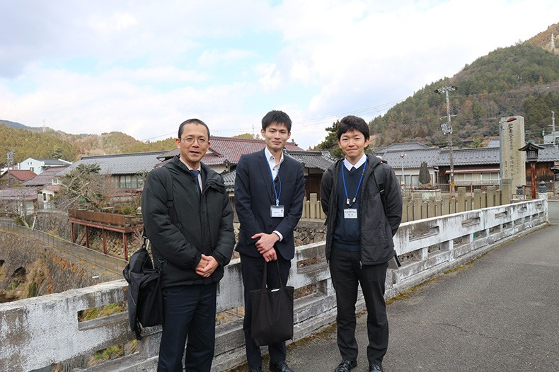朝来市総合政策課　和田幸司さん（左）・岡坂拓実さん（中央）・兵庫県但馬県民局　尾形連さん（右）
