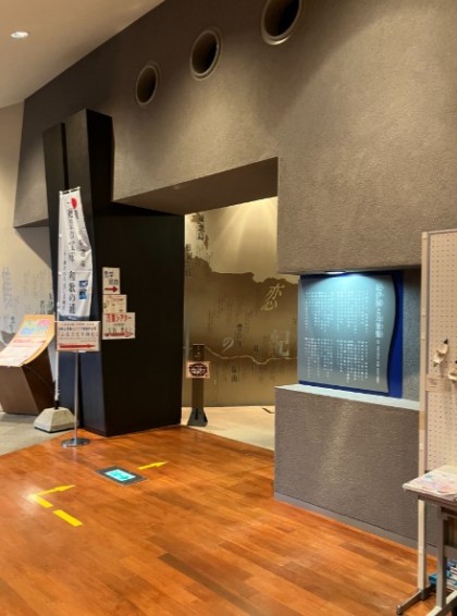 万葉集の歴史や地元の和歌の活動を知ることができる展示
