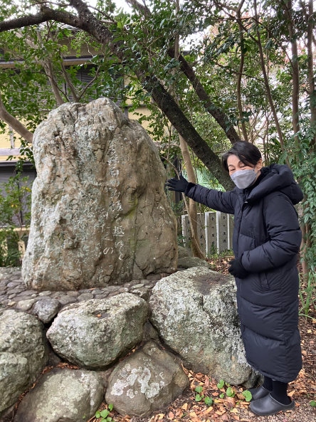 有間皇子を偲ぶ歌碑と権禰宜の中井さん