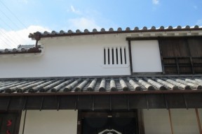 防火のために漆喰で塗り固めた壁と虫籠窓(むしこまど)