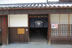 本瓦葺きの屋根、軒に下がる雨よけ用の幕板(まくいた)、取り外し可能な手摺状の格子