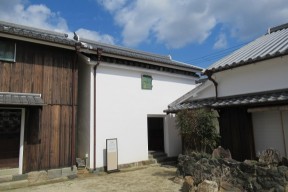 上下二重の本瓦葺き屋根が特徴的な文庫蔵