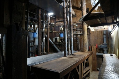 圧搾を行う作業場