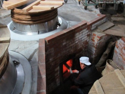 火入れの火力を調節する恒儀さん