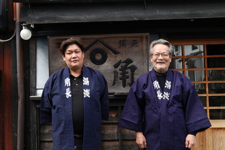 6代目当主・株式会社角長代表取締役の加納長兵衞さんと、 息子さんで醤油職人の加納恒儀さん