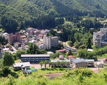 魚沼市の宿泊先（写真：大湯温泉 全景、魚沼市観光協会）