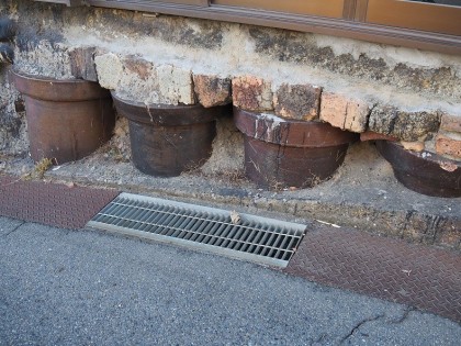 街の風景に溶け込む常滑焼の廃材
