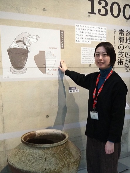 ひもづくりの技術を説明する石津さん