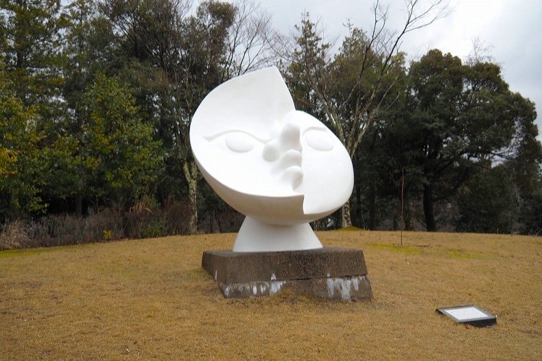 越前陶芸公園　岡本太郎「月の顔」