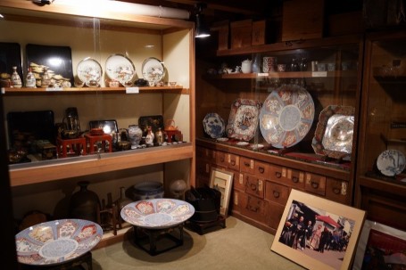 蔵の中には皿鉢や漆器など貴重な品を展示