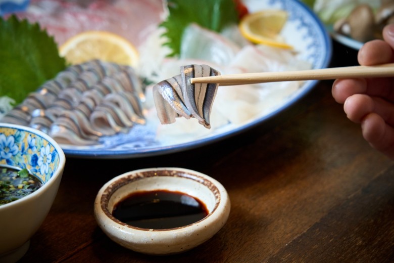 長崎の甘い砂糖で食べる刺身の写真