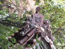 龍宮寺の本堂と水舟