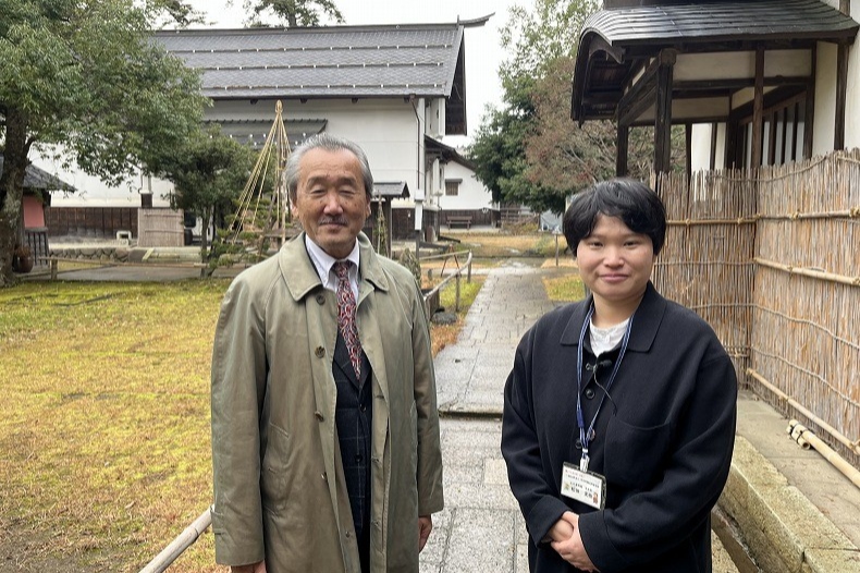 資料館館長で谷地八幡宮名誉宮司の林保彦さん・学芸員の松田実樹さん