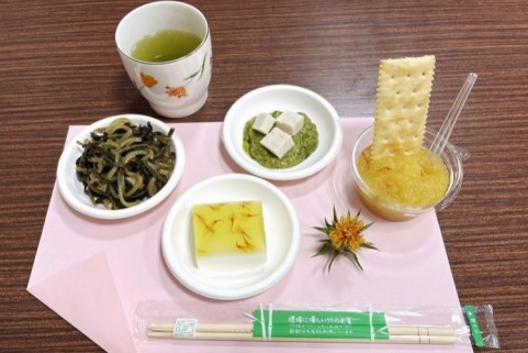 大山さんお手製の紅花料理。
