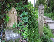三徳山参詣道沿いの石造物