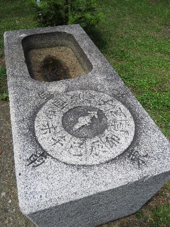 厳島神社の手水石