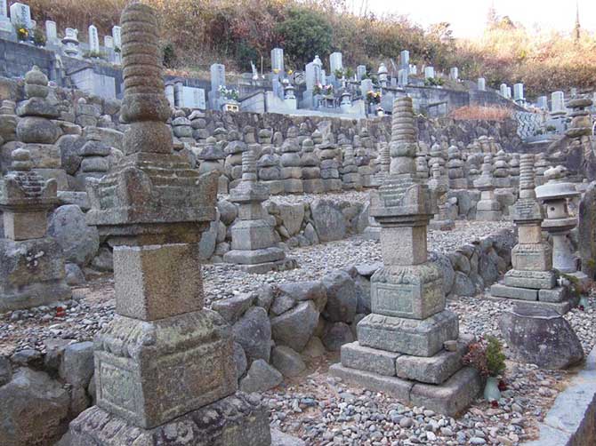 因島村上氏一族の墓地