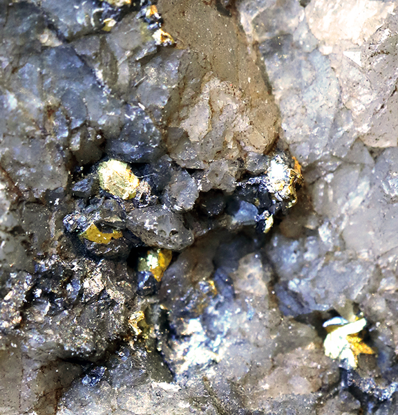 大谷鉱山採掘金鉱石