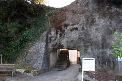 和田の岩門
