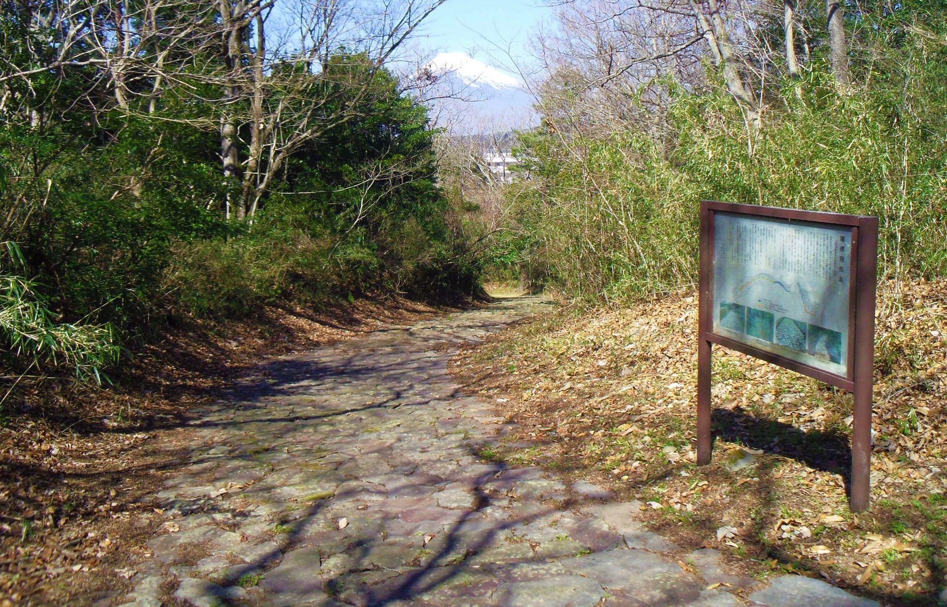 上長坂地区の石畳